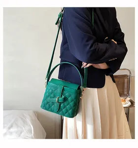 Dettaglio della borsa trapuntata verde smeraldo con pelle martellata e inserti in metallo
