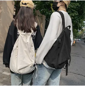 Foto exterior de mochilas de lona minimalistas en blanco y negro con detalles de cremallera