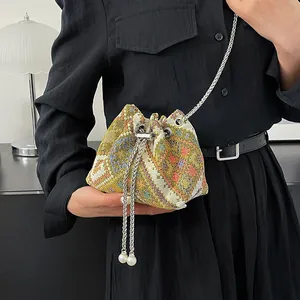 Borsa a secchiello etnica con motivo colorato, catena argentata e dettaglio di perla