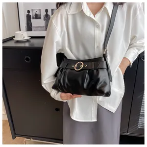 Dettaglio borsa a nuvola nera increspata con anello decorativo dorato e tracolla in PU