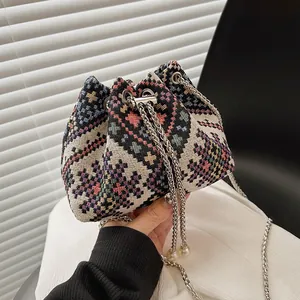 Borsa a Secchiello Intrecciata Etnica da Donna Motivo Geometrico in Cotone e Lino Borsa a Mano Con Coulisse Con Tracolla a Catena Argentata e Decorazione di Künstliche Perle