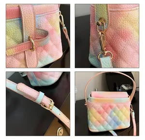 Dettaglio borsa sfumata arcobaleno in pelle martellata con cuciture a rombi e finiture oro