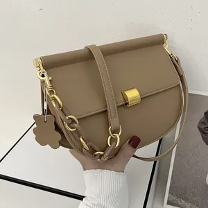Borsa a sella kaki con dettagli dorati e tracolla a catena in resina e metallo