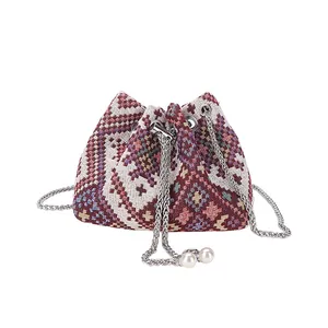 Borsa a secchiello etnica in cotone e lino con coulisse di perle e catena argento