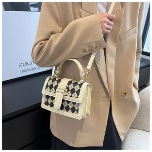 Dettaglio della borsa a tracolla trapuntata vintage con fibbia dorata e pieghe a fisarmonica