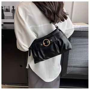Dettaglio della borsa hobo nera a pieghe in ecopelle con ampia tracolla e fibbia d'oro