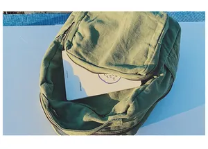 Zaino vintage in tela verde militare con scomparto principale e spazio per laptop