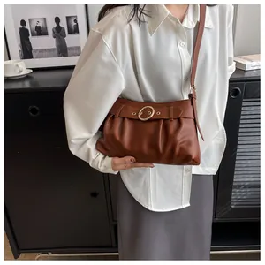 Borsa a tracolla marrone con dettaglio ad anello metallico e pelle sintetica rugosa