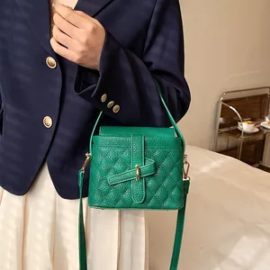 Borsa a scatola verde sfumata con cuciture a rombi e dettagli in metallo dorato