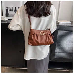 Borsa a nuvola increspata marrone con fibbia dorata sulla spalla in stile moderno
