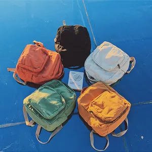Zaino classico in tela per studenti in cinque colori retrò tra cui verde e giallo