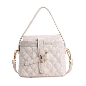 Elegante borsa a secchiello trapuntata bianco avorio con dettagli in oro e manico