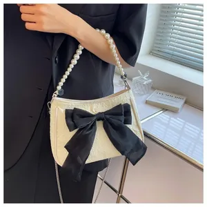 Elegante borsa a tracolla strutturata bianco avorio con fiocco di raso e manico di perle