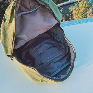 Zaino vintage in tela verde con layout interno multitasche e grande capacità
