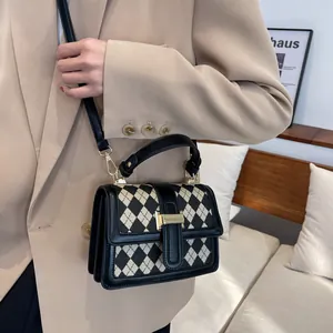 Elegante borsa a tracolla a scacchi bianca e nera con fibbia dorata e manico
