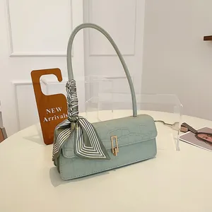 Borsa a tracolla verde salvia con trama a coccodrillo, foulard in seta e fibbia oro