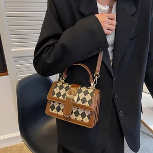 Borsa a tracolla trapuntata classica con finiture in pelle marrone e chiusura oro