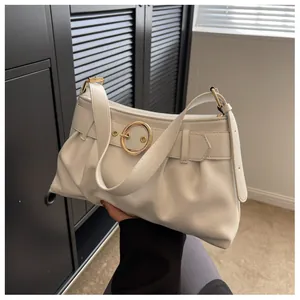 Dettaglio della borsa hobo bianca a pieghe con texture in pelle e fibbia dorata