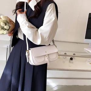 Borsa a tracolla minimalista in pelle PU beige con patta e dettagli a doppia tasca