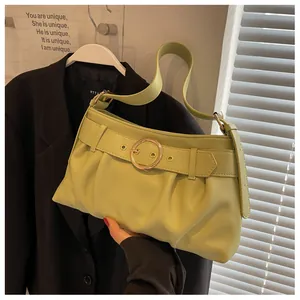 Dettaglio della borsa a pieghe verde chiaro con fibbia dorata e trama in ecopelle liscia