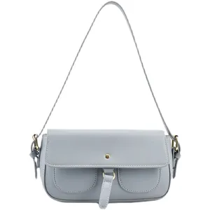Elegante borsa sottobraccio in pelle PU azzurra con hardware dorato e tasche frontali