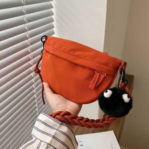 Borsa a Tracolla a Mezzaluna in Nylon da Donna Tracolla Intrecciata Ciondolo in Peluche Stile Giapponese Casual Borsa a Spalla Tinta Unita