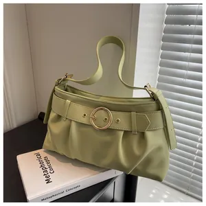 Dettaglio borsa a spalla verde salvia con fibbia rotonda in metallo in pelle PU