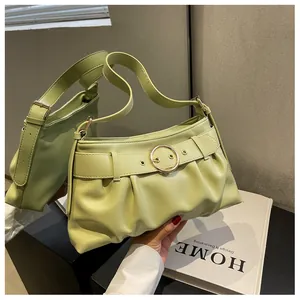 Dettaglio borsa a mano plissettata verde pistacchio con fibbia dorata in ecopelle morbida
