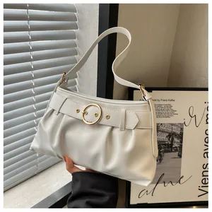 Dettaglio della borsa a spalla bianca increspata con elegante fibbia in metallo dorato