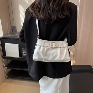 Borsa a nuvola bianca a pieghe con fibbia dorata indossata da modella in blazer nero