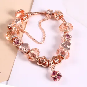 Roségouden kralenarmband met roze kristallen en hartbedeltjes aan een slangenketting