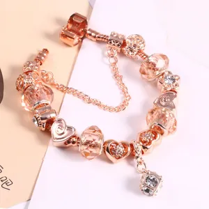 Roségouden kralenarmband met gefacetteerde kristallen en hartbedels met veiligheidsketting