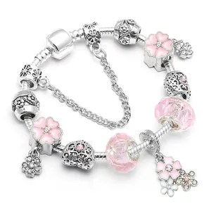 Bracelet à breloques en maille serpent avec cerisiers en émail rose et perles cristal