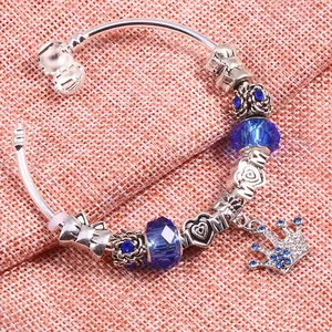Silbernes Armband mit blauer Kristallkrone und Mom-Herzanhänger auf Schlangenkette