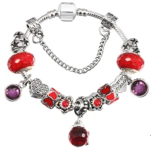 Détail du bracelet à breloques DIY avec perles de cœur rouges et gravure Forever Friends