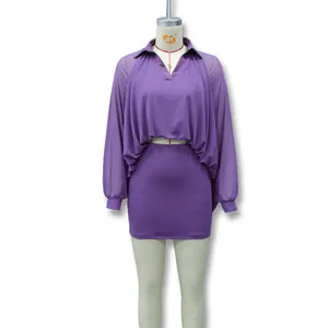 Détail de l'ensemble violet deux pièces avec manches en tulle et mini-jupe moulante