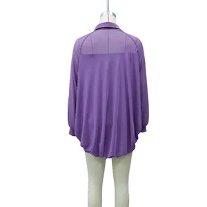 Vue arrière du chemisier en maille violette en tissu mousseline léger semi-transparent