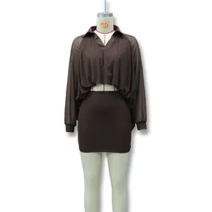 Détail de l'ensemble deux pièces marron avec haut en mesh et mini-jupe en tricot