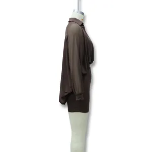 Détail d'un ensemble marron chocolat avec chemise à manches en mesh et mini-jupe