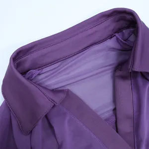 Détail de chemise violet foncé montrant le tissu en maille et les coutures du col polo