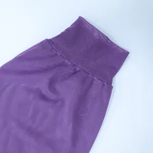 Gros plan sur la texture en maille violette semi-transparente de cet ensemble robe-chemise