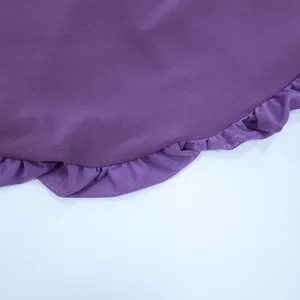 Détail du tissu en maille violet foncé avec ourlet à volants en mesh délicat