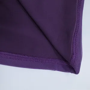 Détail macro de l'ourlet d'une robe chemise violette avec surjet et couche de tulle