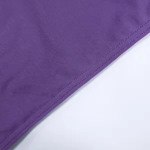 Gros plan sur le tissu en maille violette avec coutures détaillées et maille aérée