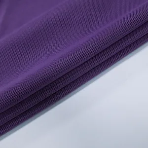 Détail de la texture en maille violette avec structure alvéolée respirante et drapé doux