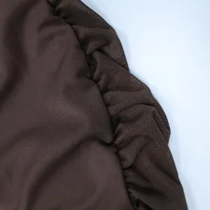 Vue détaillée du tissu en maille marron foncé avec coutures froncées et textures
