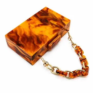 Elegante pochette da sera in acrilico con motivo tartarugato e grossa catena dorata