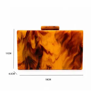 Dimensioni dettagliate di questa elegante borsa da sera in acrilico marmorizzato 18x11x4,5cm