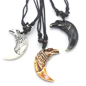 Colliers tête d'aigle en résine style tribal avec cordon en blanc brun et noir