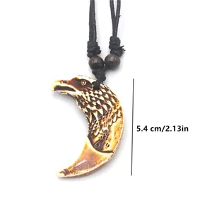 Collier pendentif tête d'aigle en résine style tribal avec cordon et texture vintage